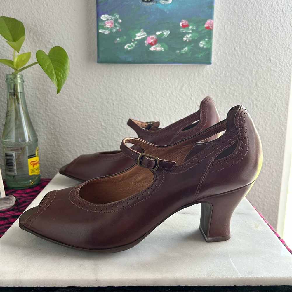 Clark’s Artisan victorian academia brown leather peep toe pumps - Picture 9 of 10